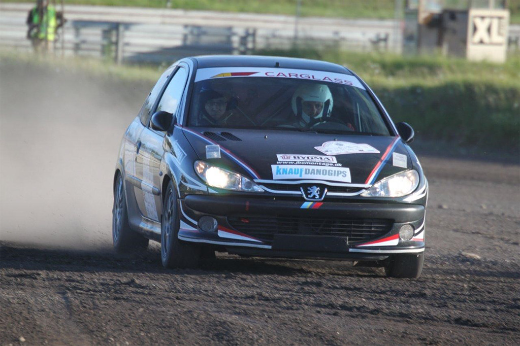 Fredag aften havde man arrangeret et stor rallyshow på Nysumbanen. Her fik Mariagerfjords kulturborgmester sin første tur i en rallybil med John B. Christensen i Peugeoten